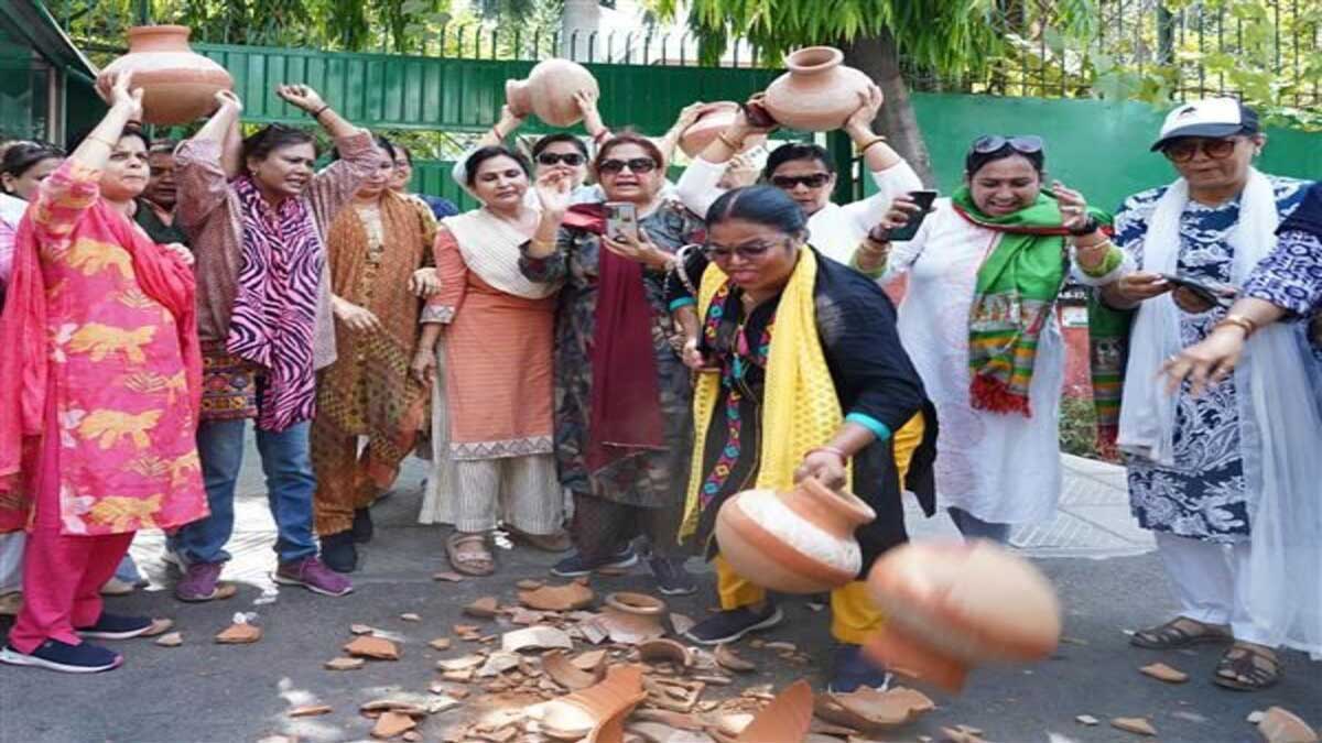 Congress leader did 'Matka breaking' protest against water crisis in Delhi