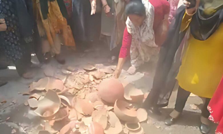 Congress leader did 'Matka breaking' protest against water crisis in Delhi
