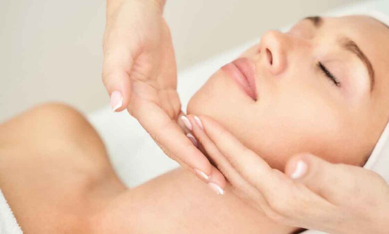 Do Gold facial at home cheaply, you will get a golden glow in just 4 steps