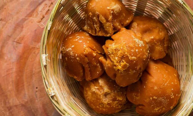 Eat this spice kept in the kitchen with jaggery, joint pain will disappear, stomach problems will also go away