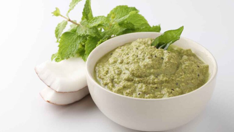 Coconut Chutney: घर पर दक्षिण भारतीय नारियल की चटनी कैसे बनाएं