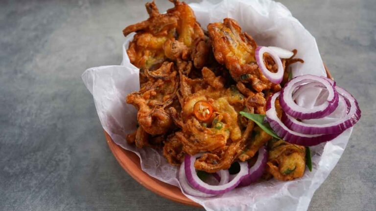 Onion fritters: सिर्फ ये 1 चीज़ डाले बाजार जैसे कुरकुरे लच्छेदार प्याज़ के पकोड़े घर में बनाले