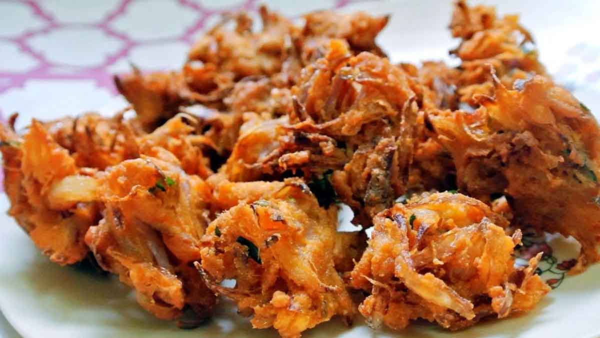 Just add this one thing and make crispy Onion fritters at home like the ones sold in the market