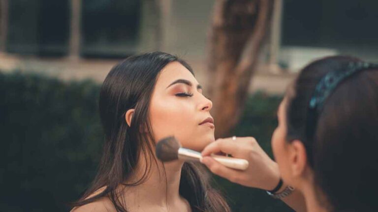 Makeup: गर्मी में नहीं टिकता मेकअप? अपनाएं ये हैक्स