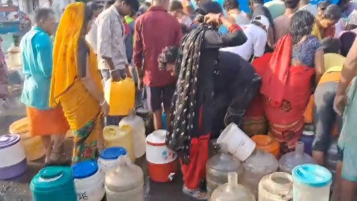 Residents of Delhi's Geeta Colony forced to collect water from tankers