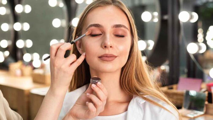 This smart way of doing makeup will give the face a perfect shape