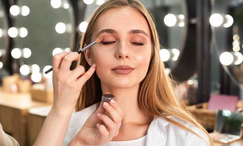 This smart way of doing makeup will give the face a perfect shape