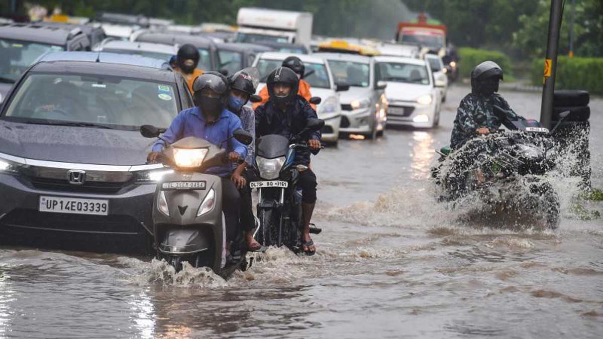 Waterlogging in Okhla underpass due to rain in Delhi