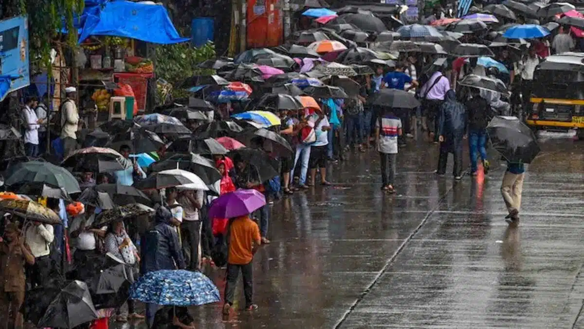 Waterlogging in many areas of Mumbai due to heavy rains