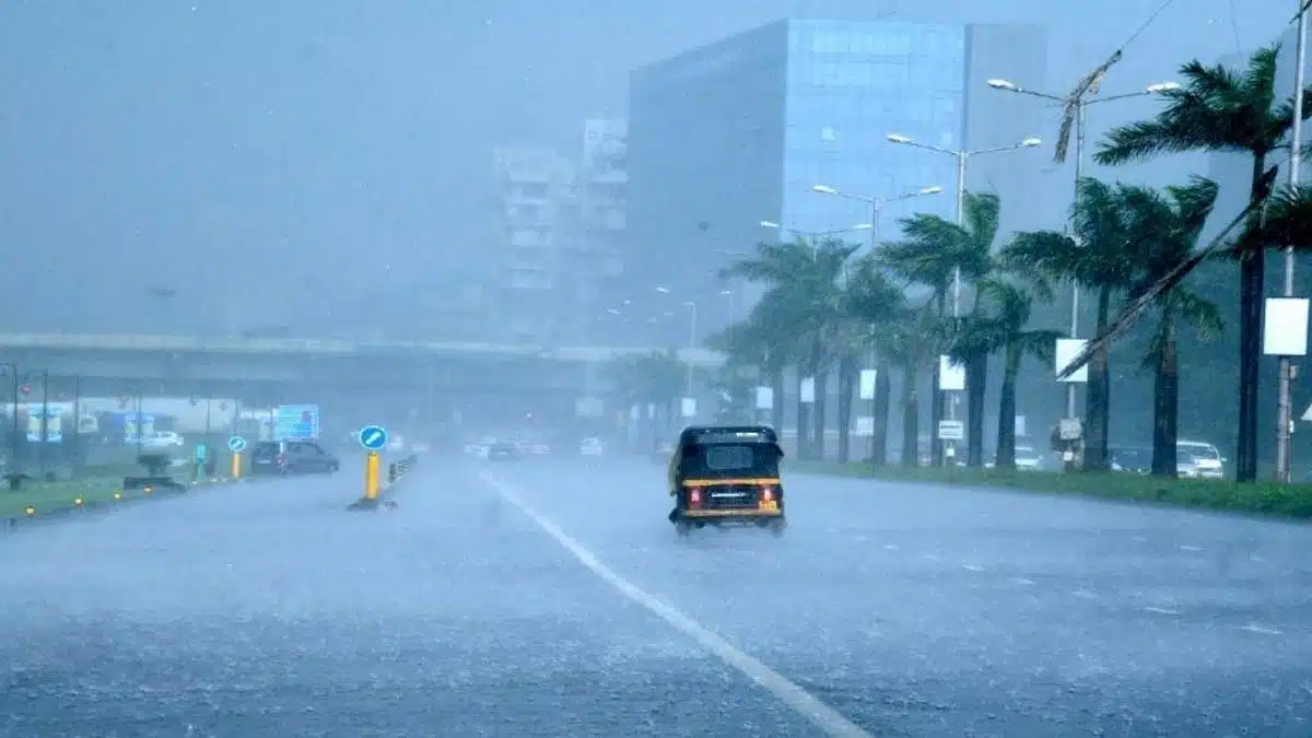 Waterlogging in many areas of Mumbai due to heavy rains