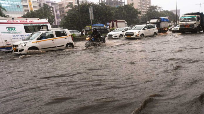 Waterlogging in many areas of Mumbai due to heavy rains