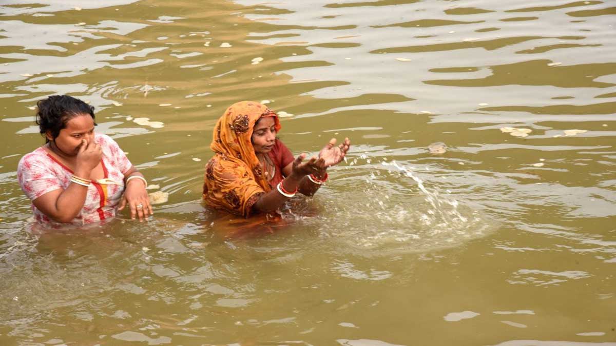 Women take holy dip in Sangam on 'Vat Savitri Puja'