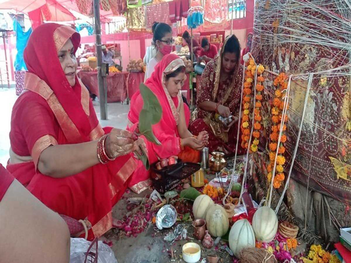 Women take holy dip in Sangam on 'Vat Savitri Puja'