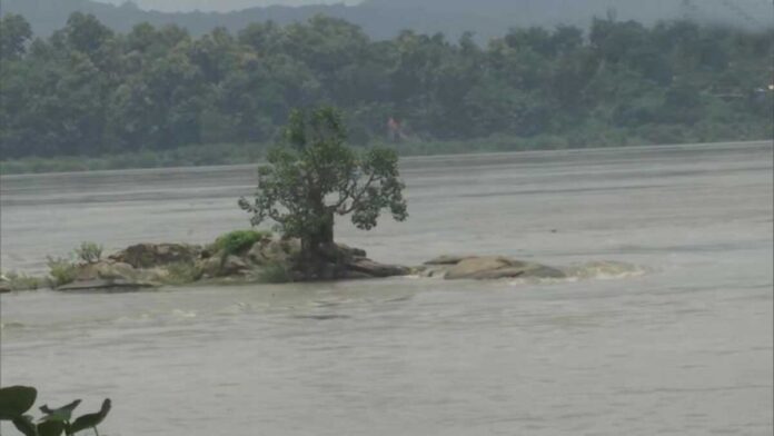 water level of the Brahmaputra river increased due to rain in Assam