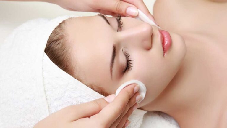 Facial के 13 प्रकार, तरीका और फायदे