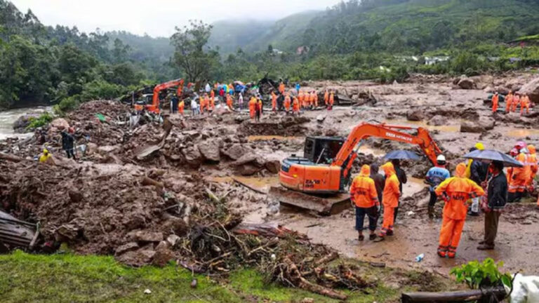 Wayanad landslide में 11 लोगों की मौत, बचाव अभियान जारी