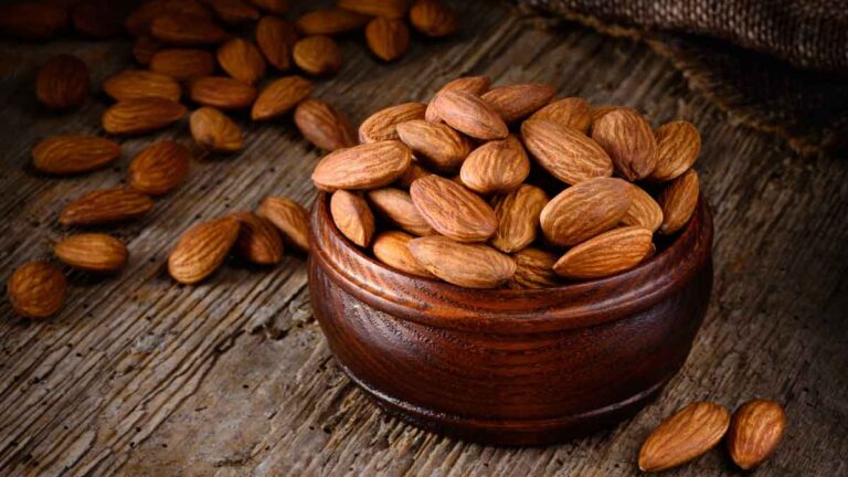 Almonds: सुबह-सुबह भीगे हुए बादाम खाने के 5 फायदे