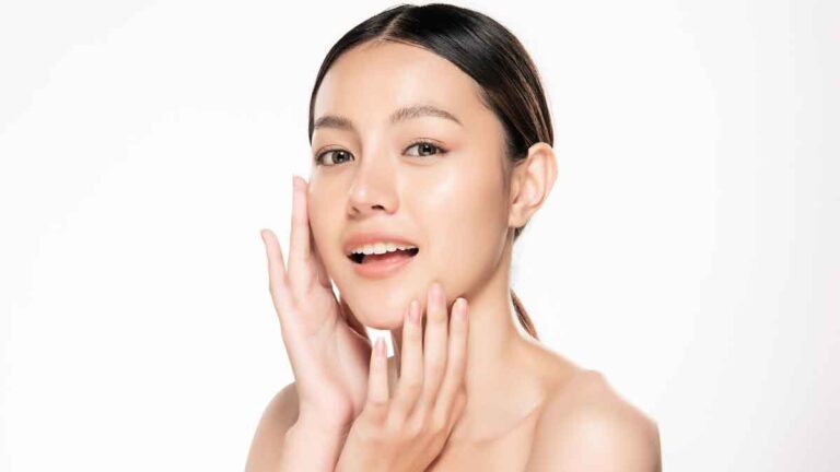 Skincare: मानसून के दौरान अपनी त्वचा को चमकदार बनाने के 8 सिद्ध तरीके