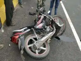 A 4 wheeler hit two youths in Mumbai