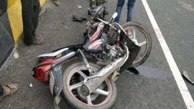 A 4 wheeler hit two youths in Mumbai