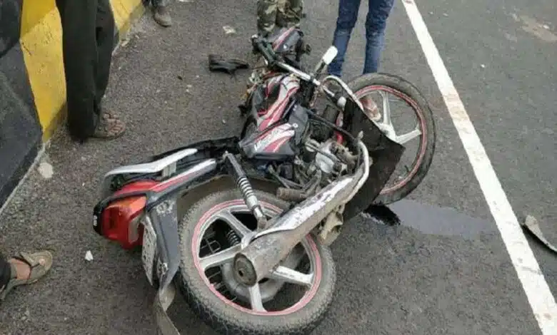 A 4 wheeler hit two youths in Mumbai