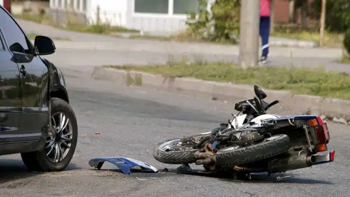 A four-wheeler hit two youths riding a motorcycle in Mumbai