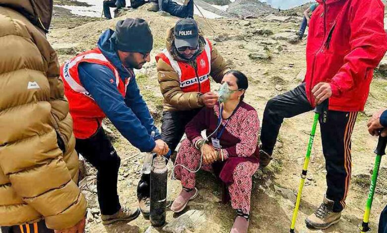 Anantnag police helped the pilgrims doing Amarnath Yatra