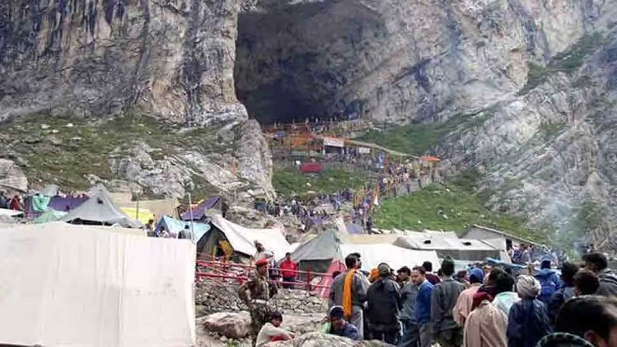 Anantnag police helped the pilgrims doing Amarnath Yatra