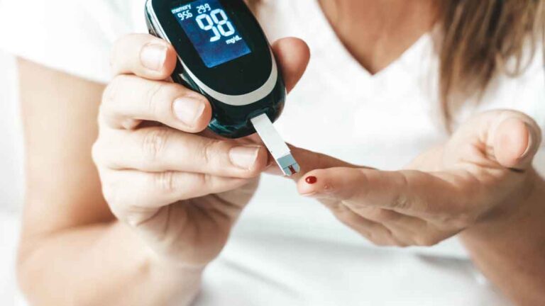 Blood Sugar Control: रात को इन फूड्स से बचें, वरना बढ़ा सकता है ब्लड शुगर लेवल