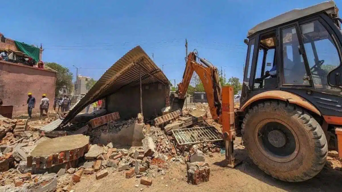 CM Yogi Adityanath stressed on strict legal action against those illegally encroaching on people's land