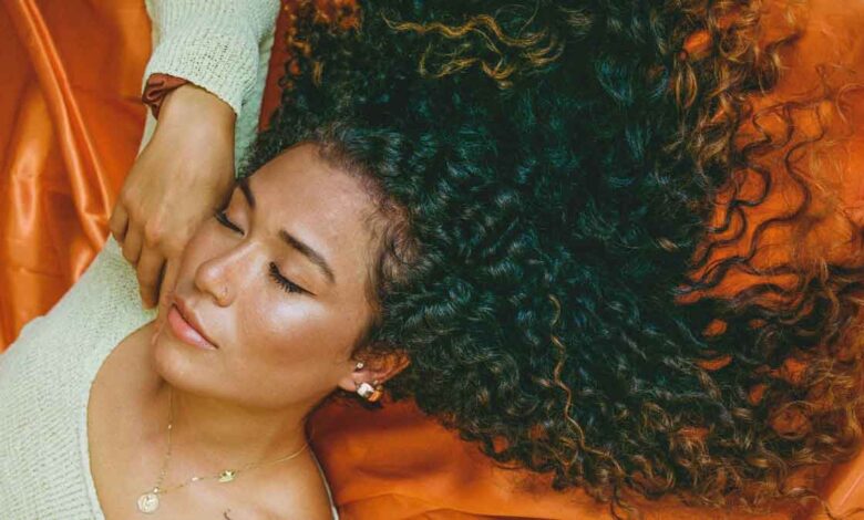 Create this beautiful hairstyle in Curly hair