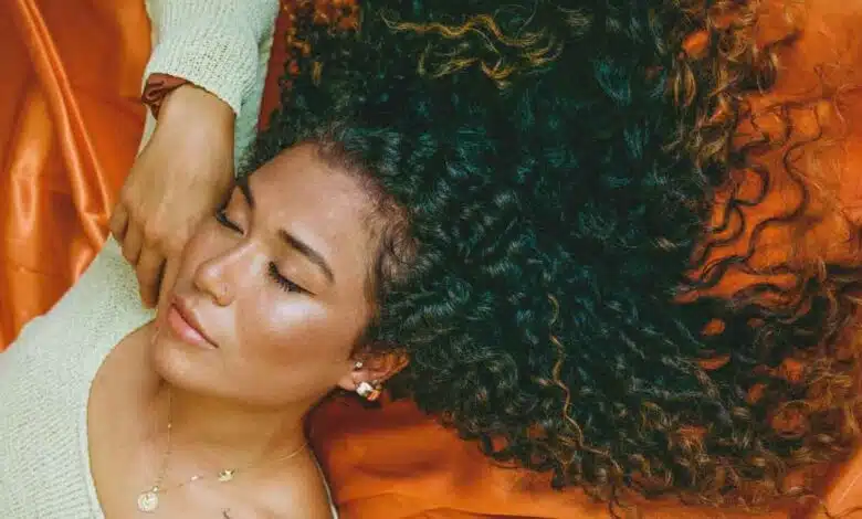 Create this beautiful hairstyle in Curly hair