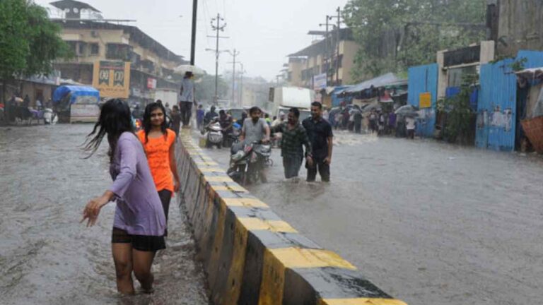 Delhi-नोएडा में बारिश ने वापस ली एंट्री, मौसम विभाग ने आज और कल के जारी किया अलर्ट