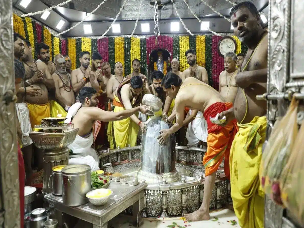 Divine Aarti performed in Mahakaleshwar temple of Ujjain in the month of Sawan