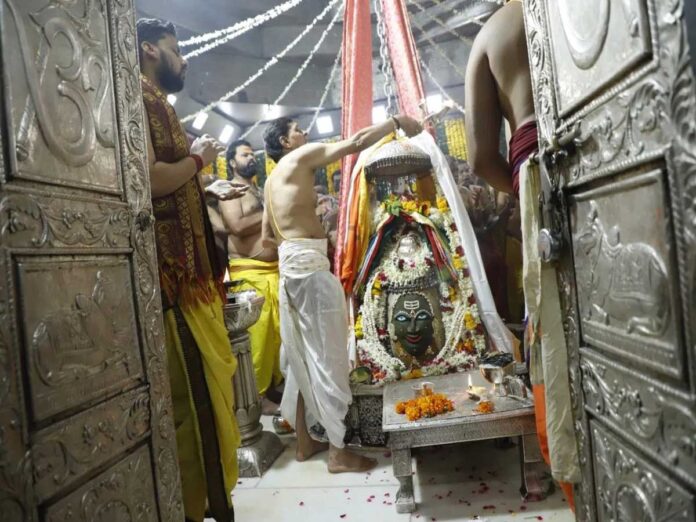 Divine Aarti performed in Mahakaleshwar temple of Ujjain in the month of Sawan