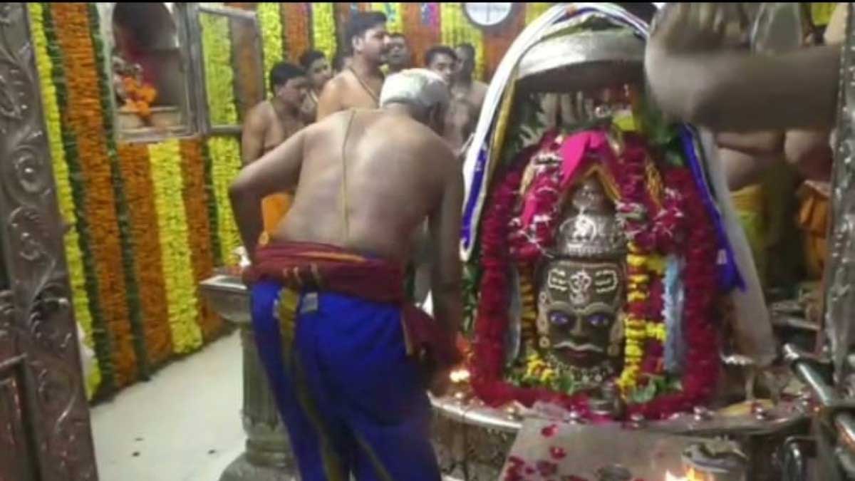 Divine Aarti performed in Mahakaleshwar temple of Ujjain in the month of Sawan