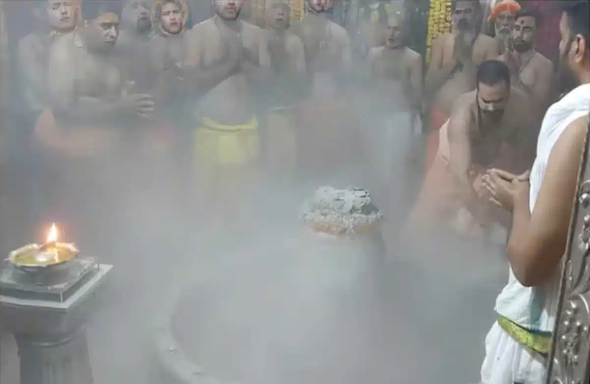 Divine Aarti performed in Mahakaleshwar temple of Ujjain in the month of Sawan