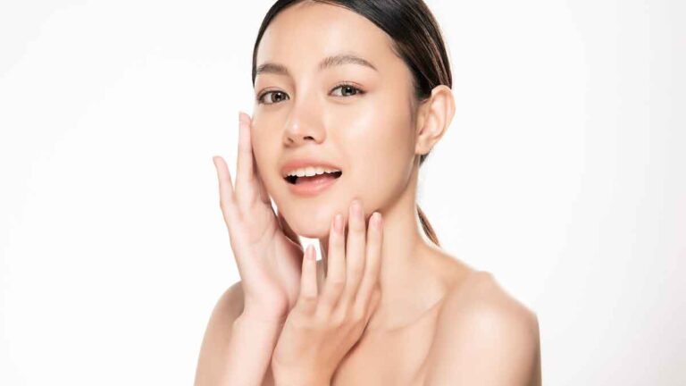 चेहरे पर Moisturizer लगाने के साथ करें ये काम, स्किन को मिलेंगे ये फायदे 