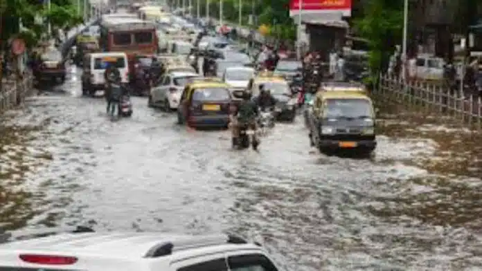 Heavy rains cause waterlogging and traffic jams in Mumbai