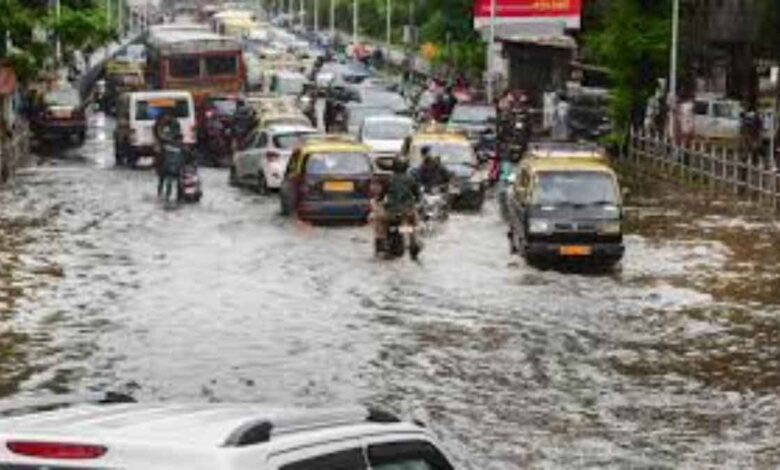 Heavy rains cause waterlogging and traffic jams in Mumbai