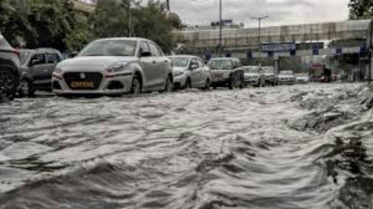 Heavy rains cause waterlogging and traffic jams in Mumbai