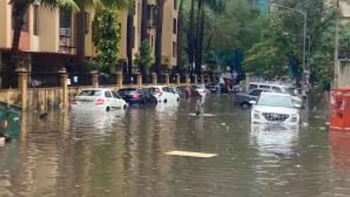 Heavy rains cause waterlogging and traffic jams in Mumbai