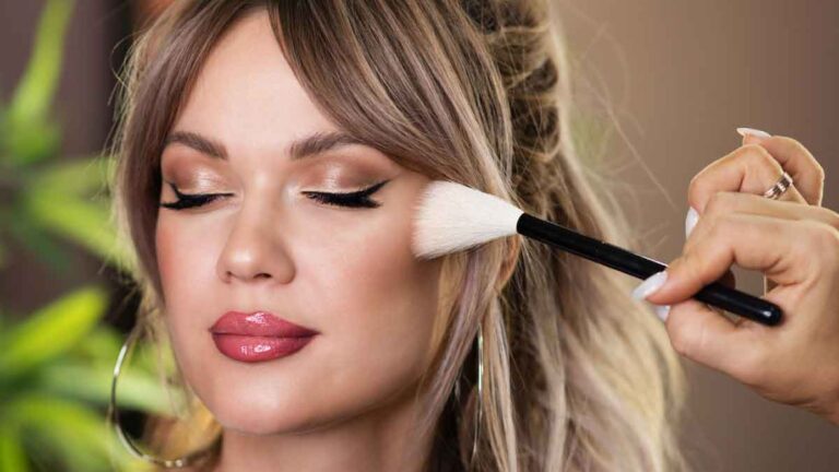 घर पर Makeup कैसे करें- सीखें ईज़ी मेकअप ट्रिक्स