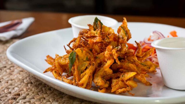 Jackfruit Pakoras: कुछ चटपटा खाने का हो मन, तो घर बनाएं कटहल के पकौड़े