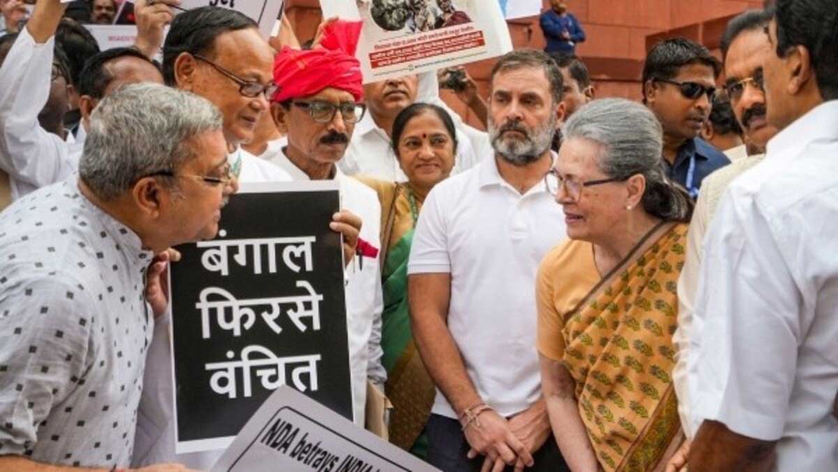 India block MPs protested in Parliament against the Union Budget