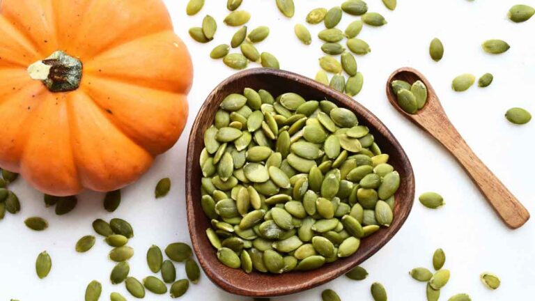 Pumpkin Seeds: 1 महीने तक कद्दू के बीज का सेवन किया जाए तो सेहत पर कैसा दिखता है