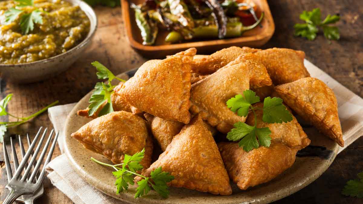 Make tasty and crispy Samosas at home without using flour