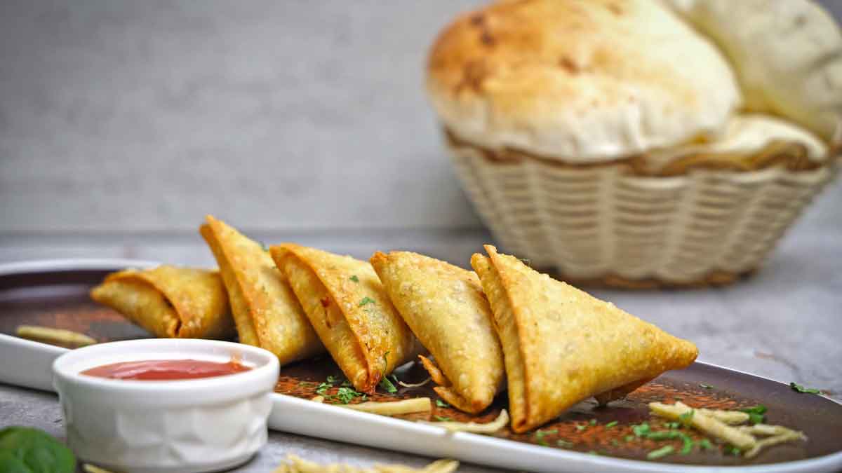 Make tasty and crispy Samosas at home without using flour