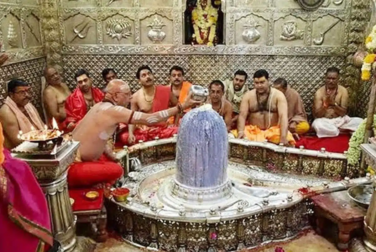 On the second Monday of Sawan a huge crowd of devotees gathered at Ujjain's Mahakaleshwar temple