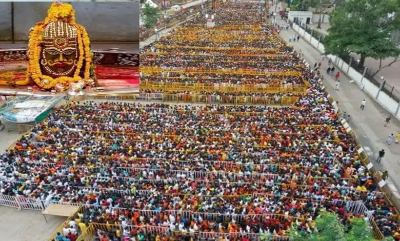 On the second Monday of Sawan a huge crowd of devotees gathered at Ujjain's Mahakaleshwar temple